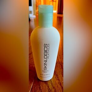 BeautiControl Skinlogics Platinum Cleansing NWT
Lotion new sealed